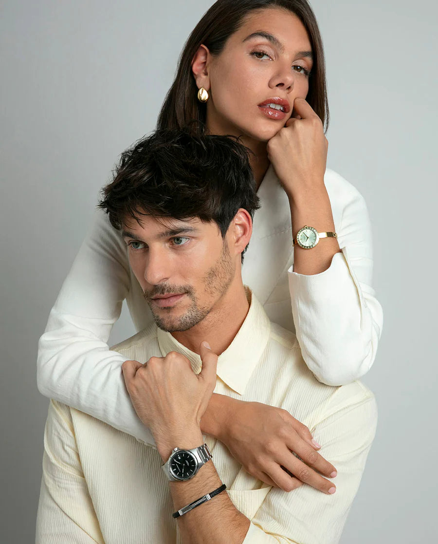 Pulsera de Hombre de Piel Negra con Detalle de Acero