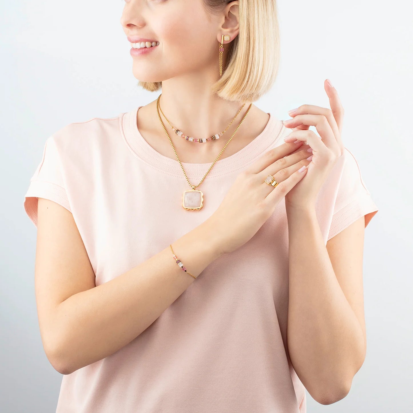 Collar Amuleto Spikes Cuadrado Cuarzo Rosa dorado-rosa