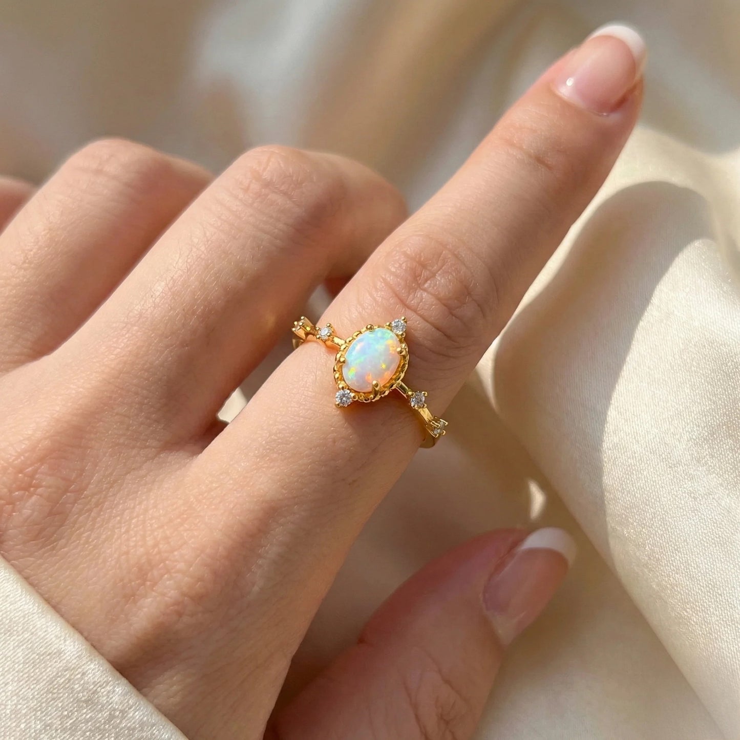 Aruale Joyas Anillo Vintage Plata Ley 925 Chapado Oro 18K Ópalo Blanco Circonitas