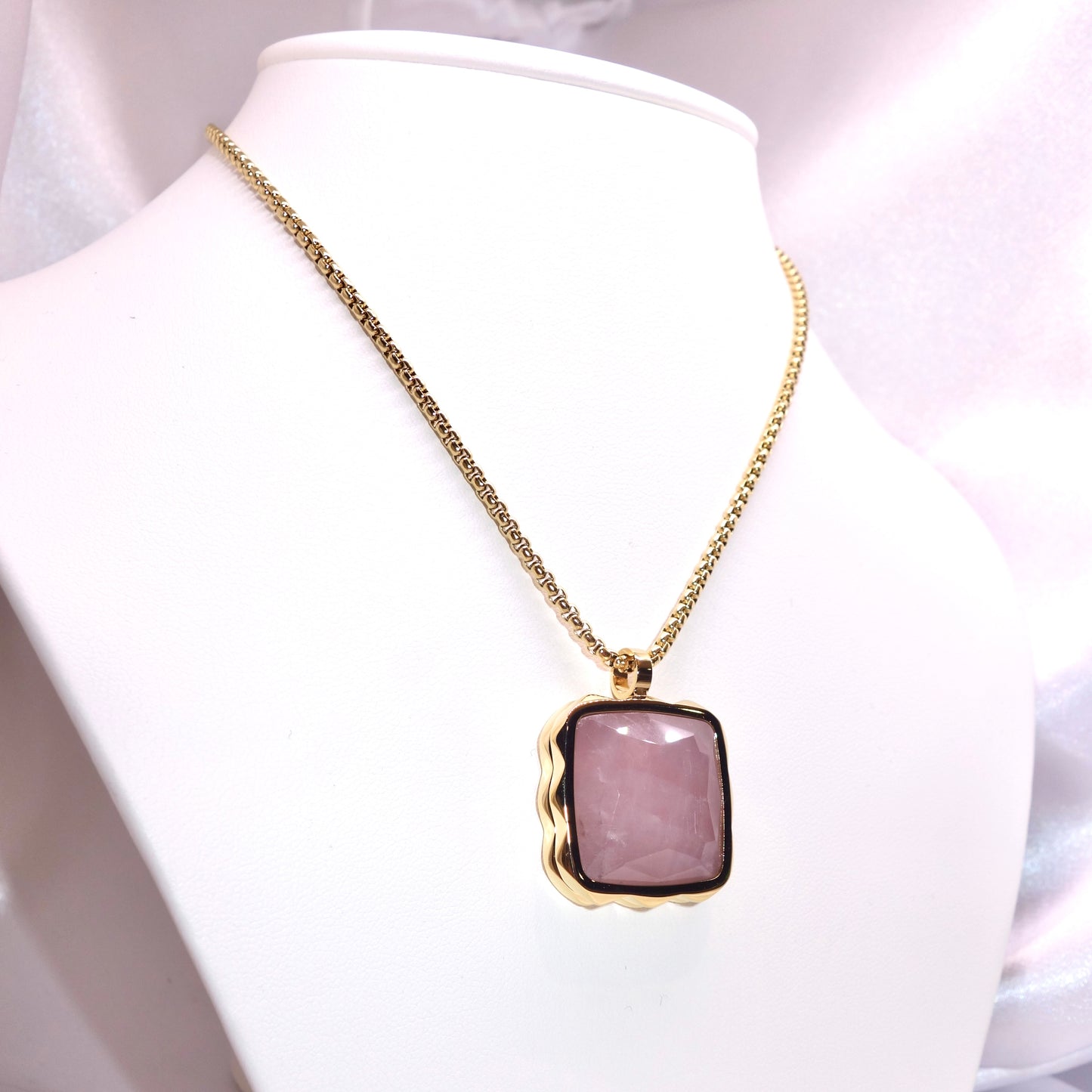 Collar Amuleto Spikes Cuadrado Cuarzo Rosa dorado-rosa