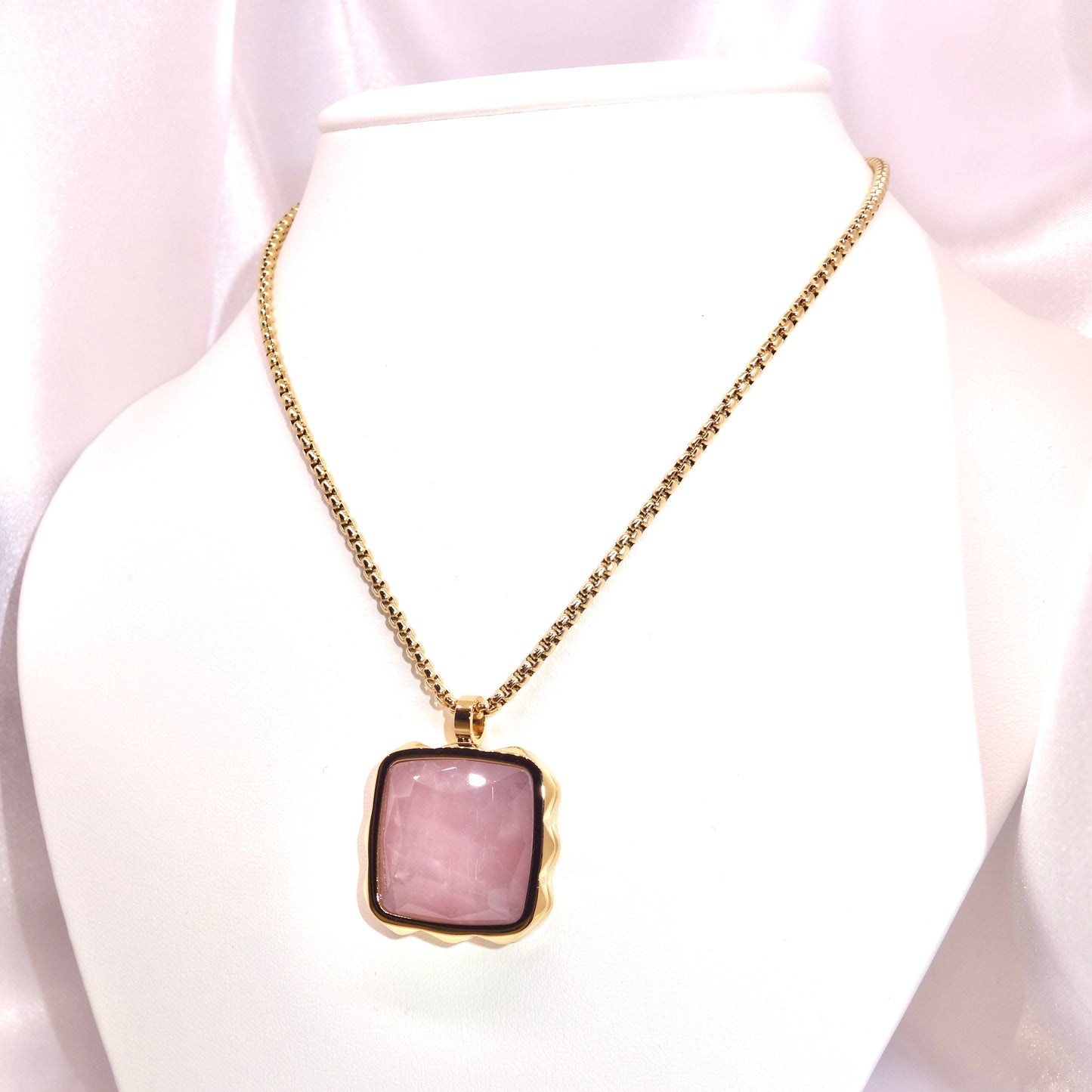 Collar Amuleto Spikes Cuadrado Cuarzo Rosa dorado-rosa