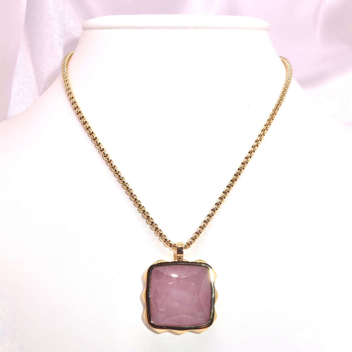 Collar Amuleto Spikes Cuadrado Cuarzo Rosa dorado-rosa