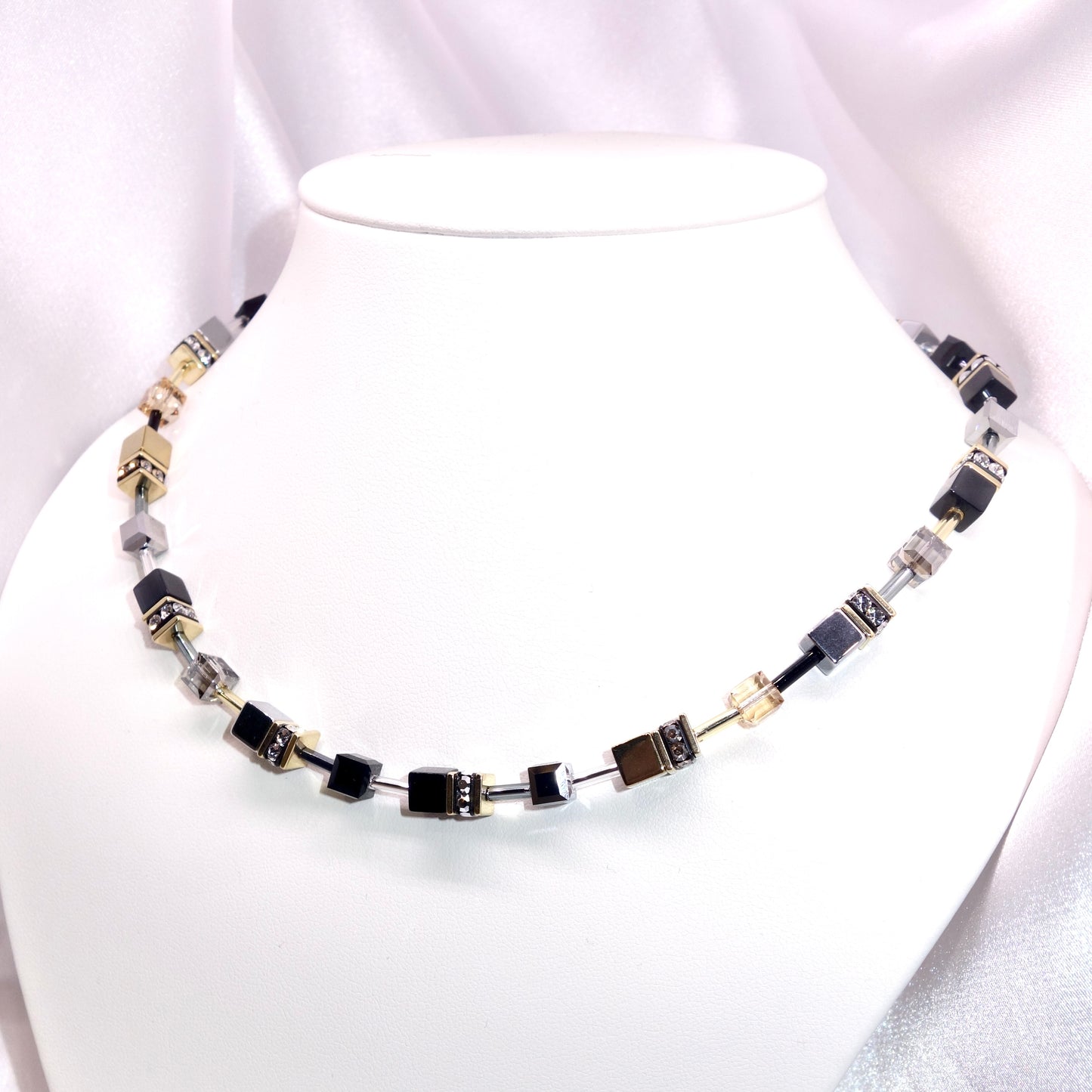 Collar GEOCUBE® Negro y Dorado