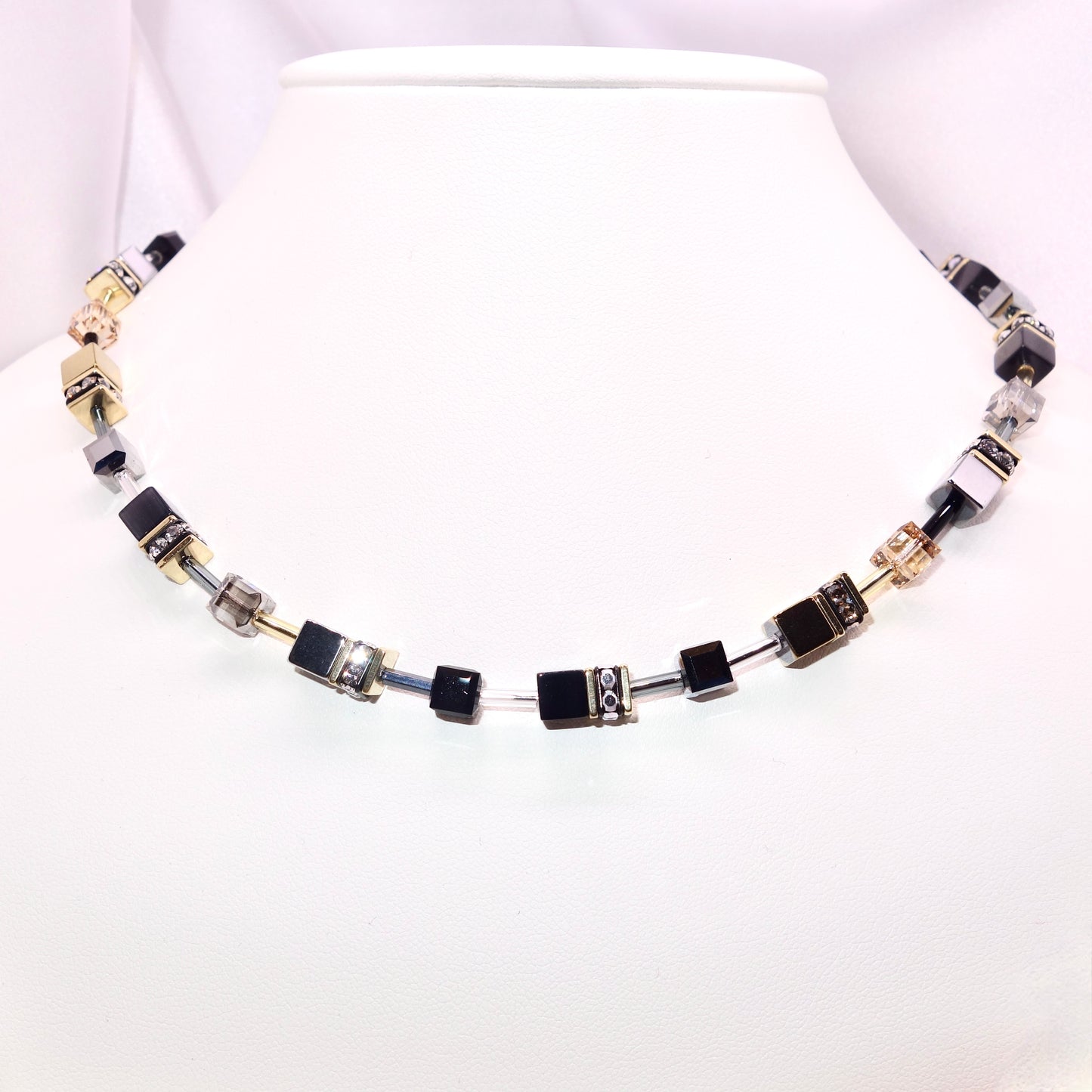 Collar GEOCUBE® Negro y Dorado