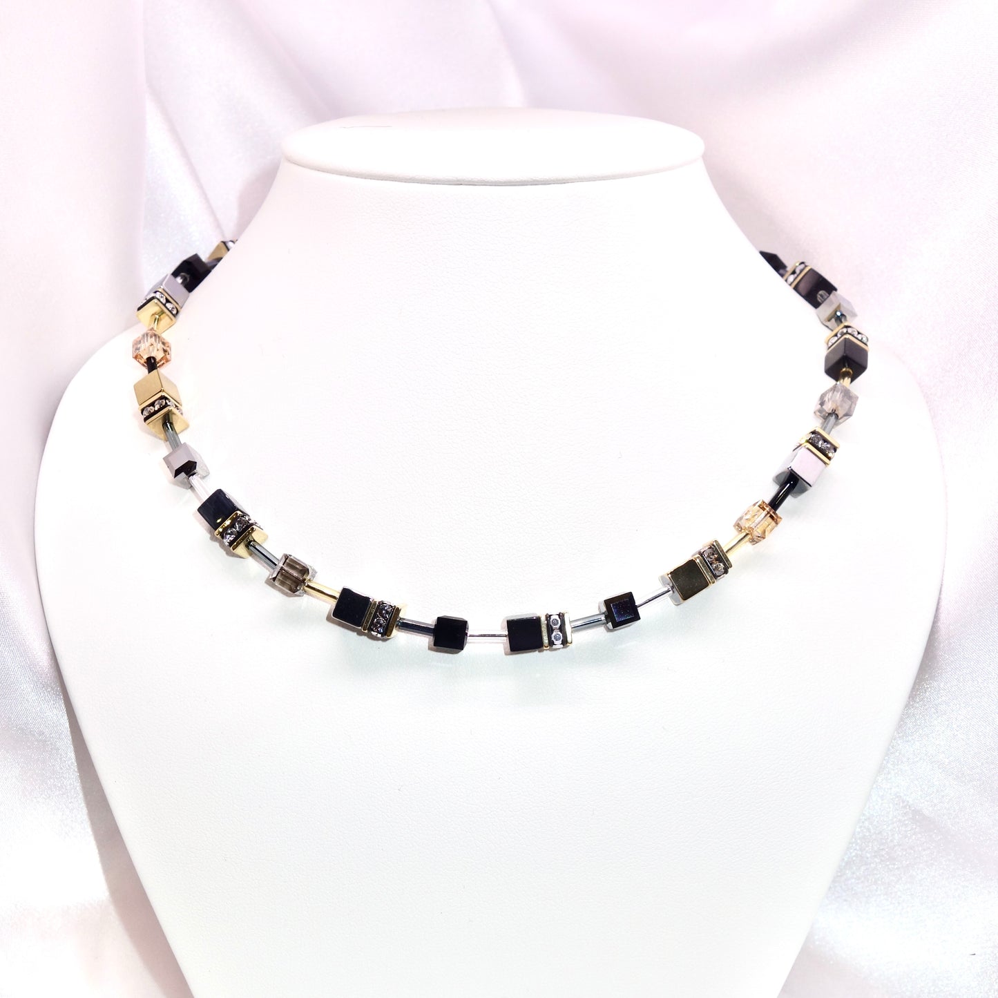 Collar GEOCUBE® Negro y Dorado