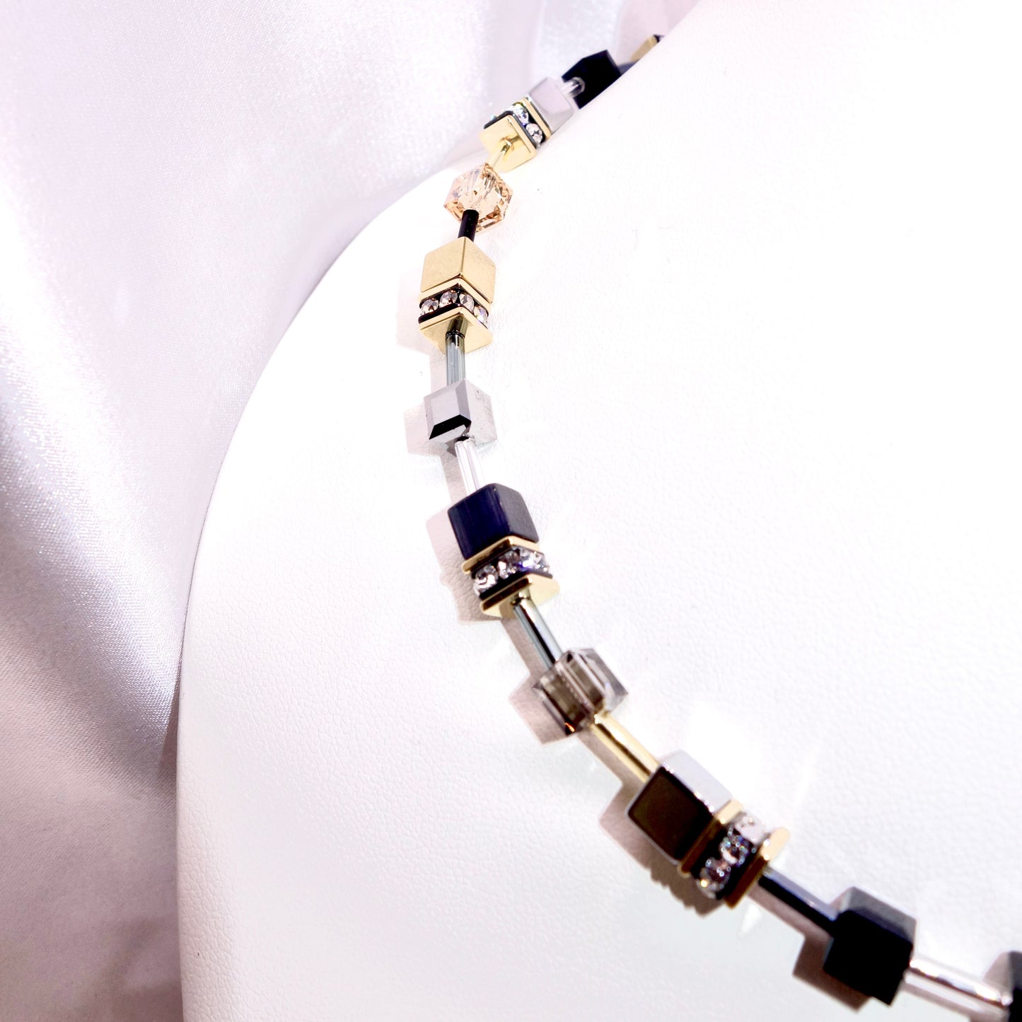 Collar GEOCUBE® Negro y Dorado
