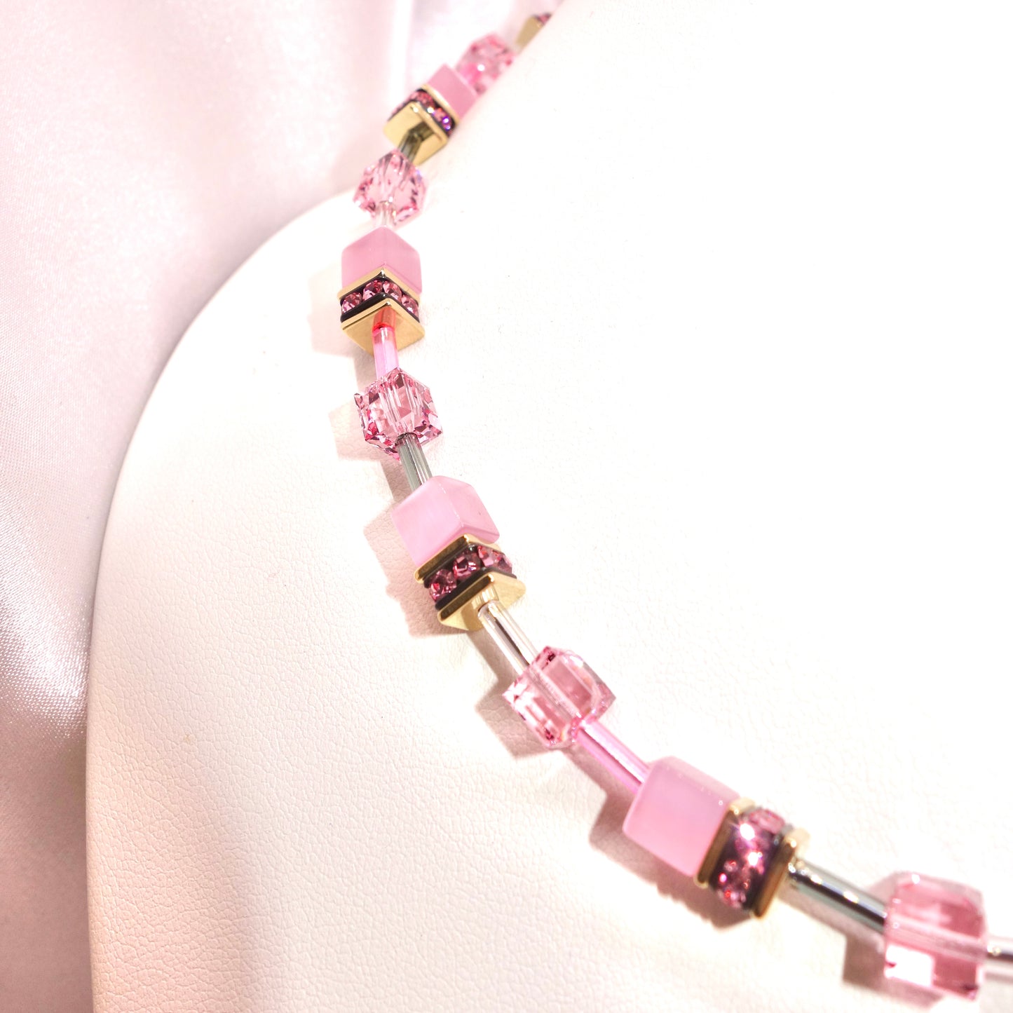 Collar GeoCUBE® Iconic Mono Gold rosa