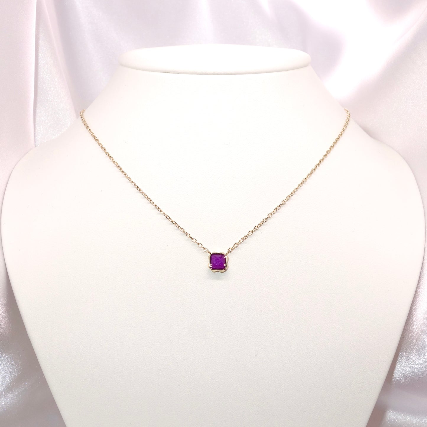Collar dorado con piedra natal de febrero y sugilita