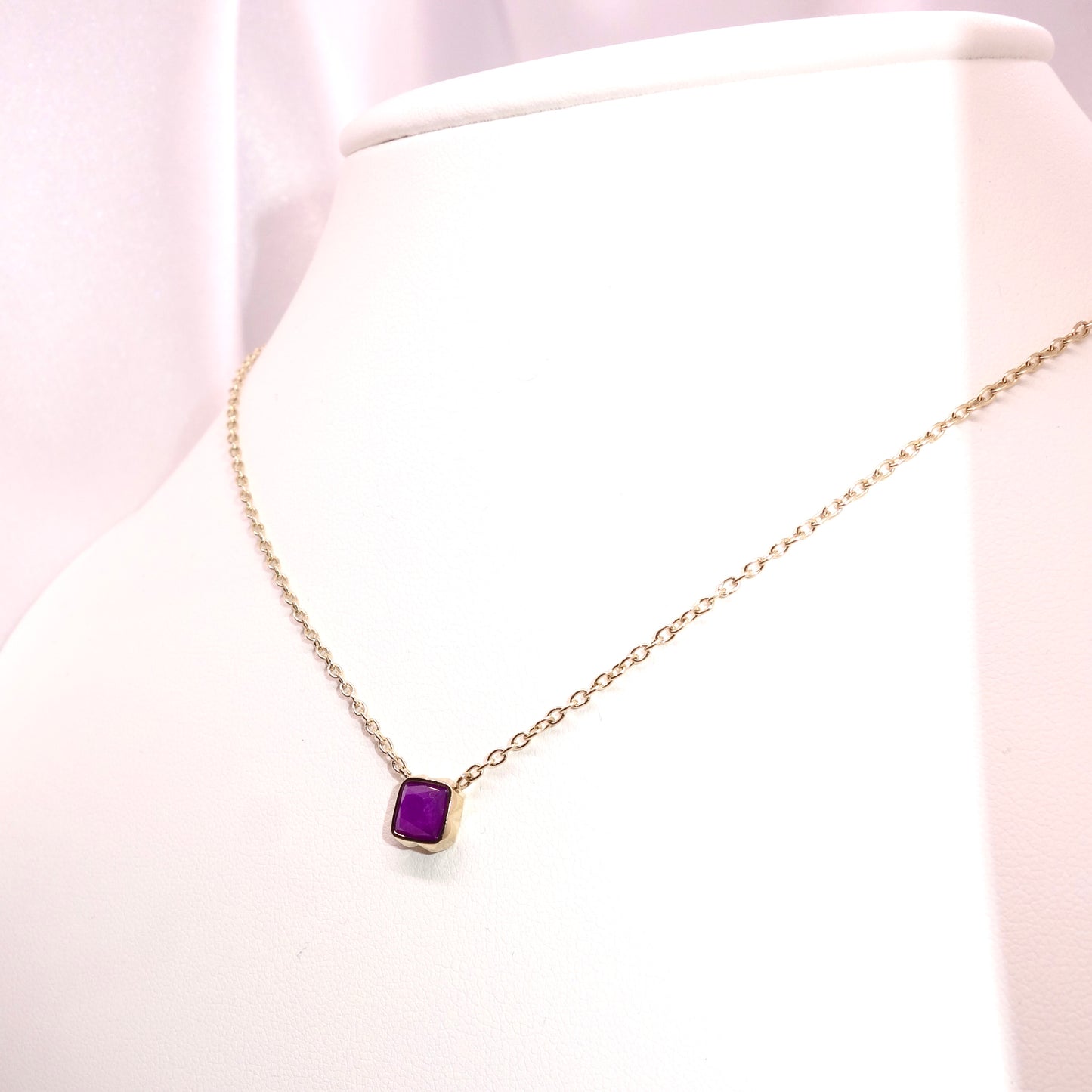 Collar dorado con piedra natal de febrero y sugilita