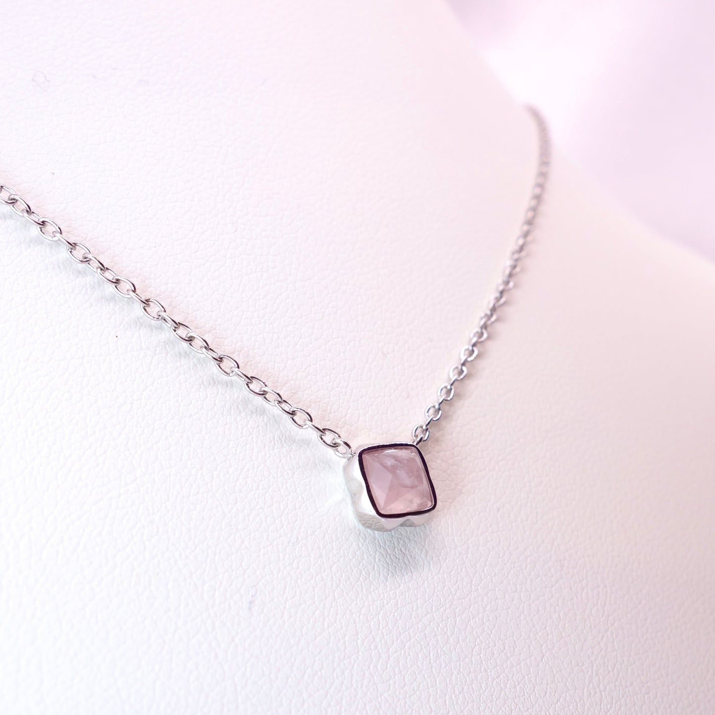 Collar con piedra natal de octubre, cuarzo rosa y plata